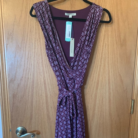 Sleeveless V Neck Dress - Picture 2 of 5